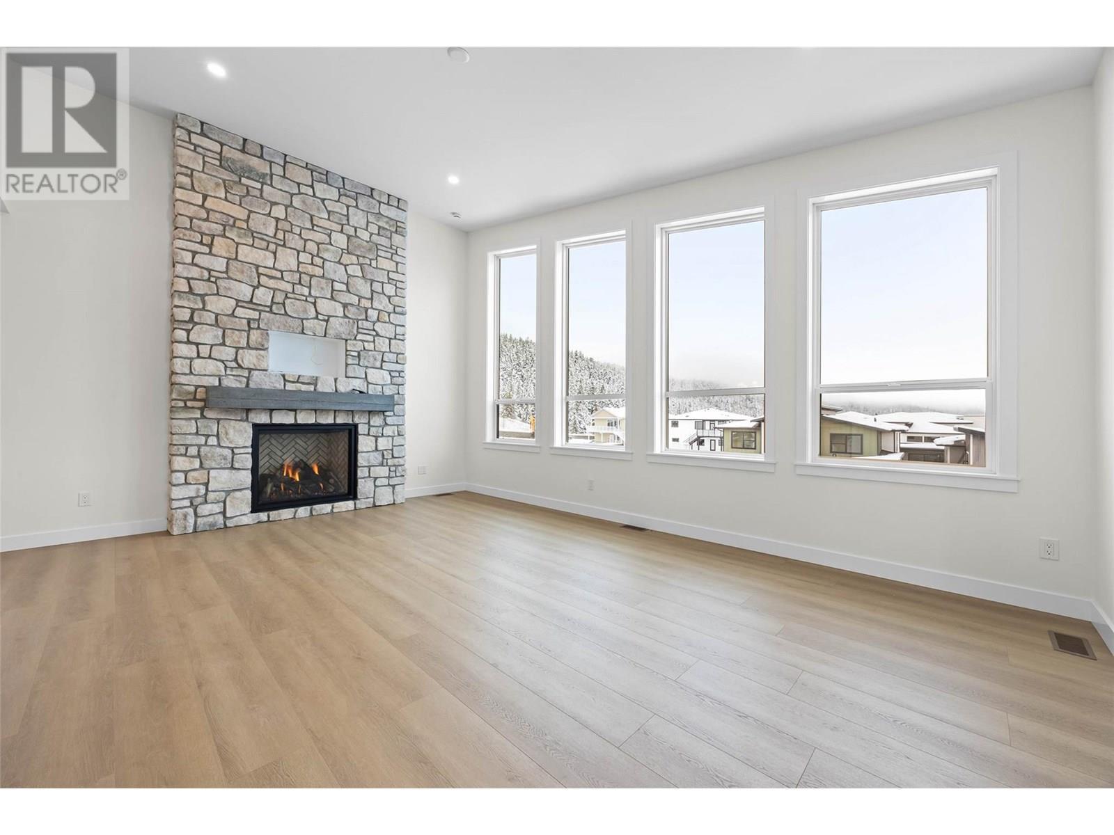 1294 Brechin Place, Kamloops, BC - Indoor Photo Showing Living Room With Fireplace