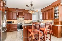 CUSTOM KIT. UNDERCOUNTER LIGHTING & BACKSPLASH. -