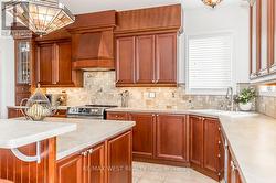 OVERSIZE DOUBLE CORNER SINK./LARGE CORNER WINDOWS. -