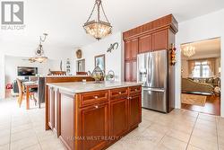 CENTRE ISLAND WITH B/I GARBAGE/RECYCLING CABINET. -