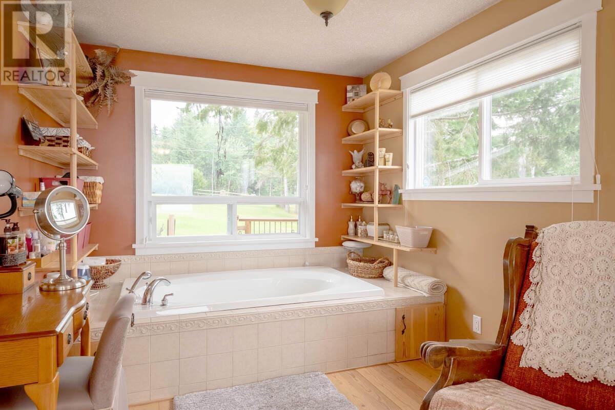 4803 Lakeview Road, Lac La Hache, BC - Indoor Photo Showing Bathroom