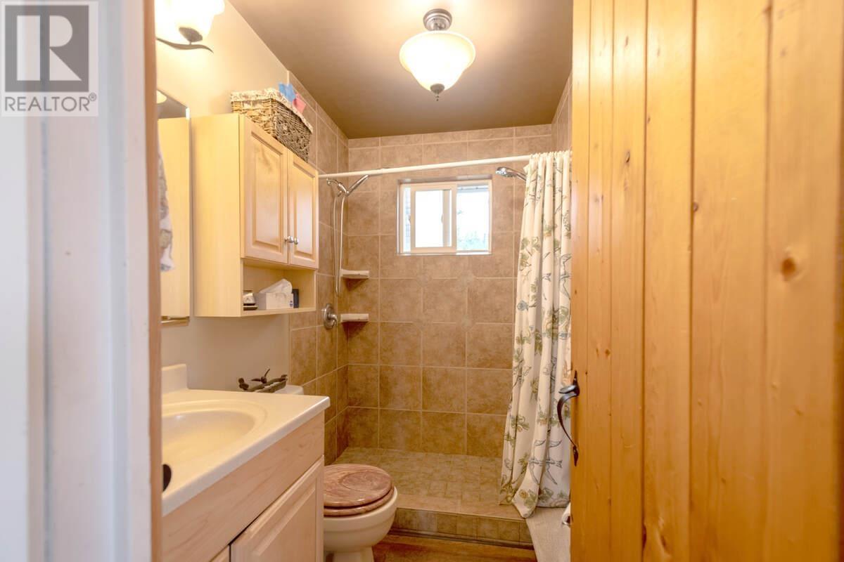 4803 Lakeview Road, Lac La Hache, BC - Indoor Photo Showing Bathroom