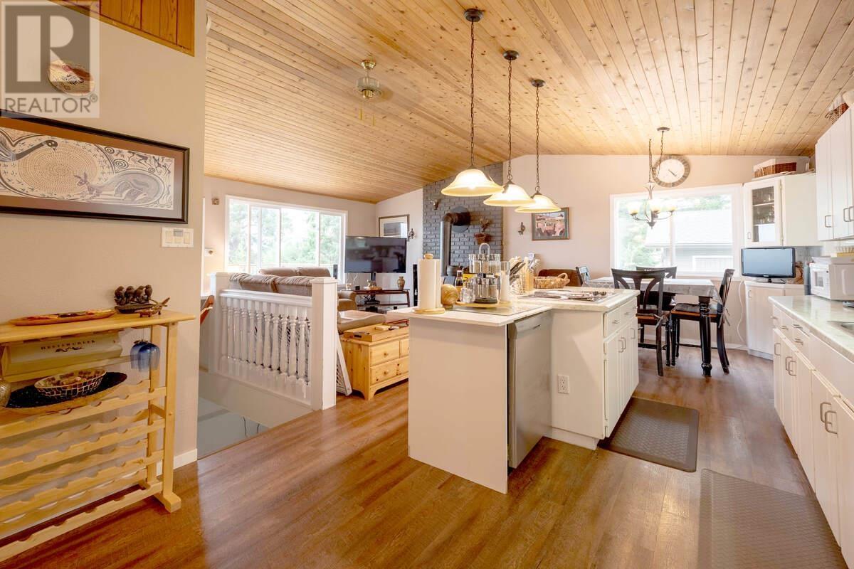 4803 Lakeview Road, Lac La Hache, BC - Indoor