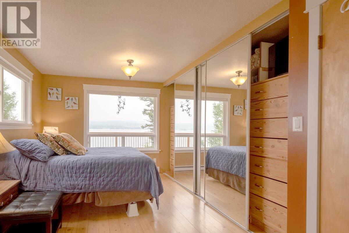 4803 Lakeview Road, Lac La Hache, BC - Indoor Photo Showing Bedroom
