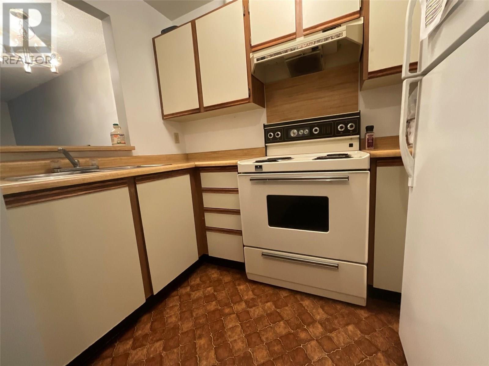 195 Chamberlain Crescent Unit# 202, Tumbler Ridge, BC - Indoor Photo Showing Kitchen