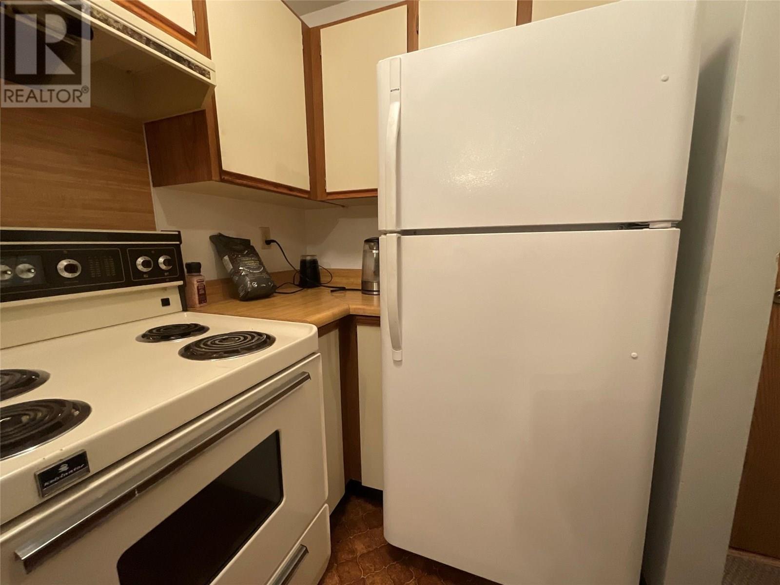 195 Chamberlain Crescent Unit# 202, Tumbler Ridge, BC - Indoor Photo Showing Kitchen