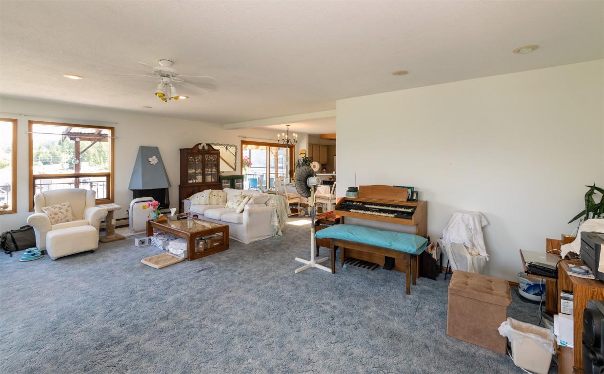 1-1261 Trans Canada Highway, Sorrento, BC - Indoor Photo Showing Living Room