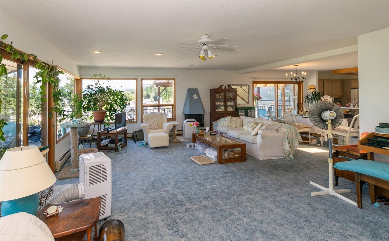 1-1261 Trans Canada Highway, Sorrento, BC - Indoor Photo Showing Living Room