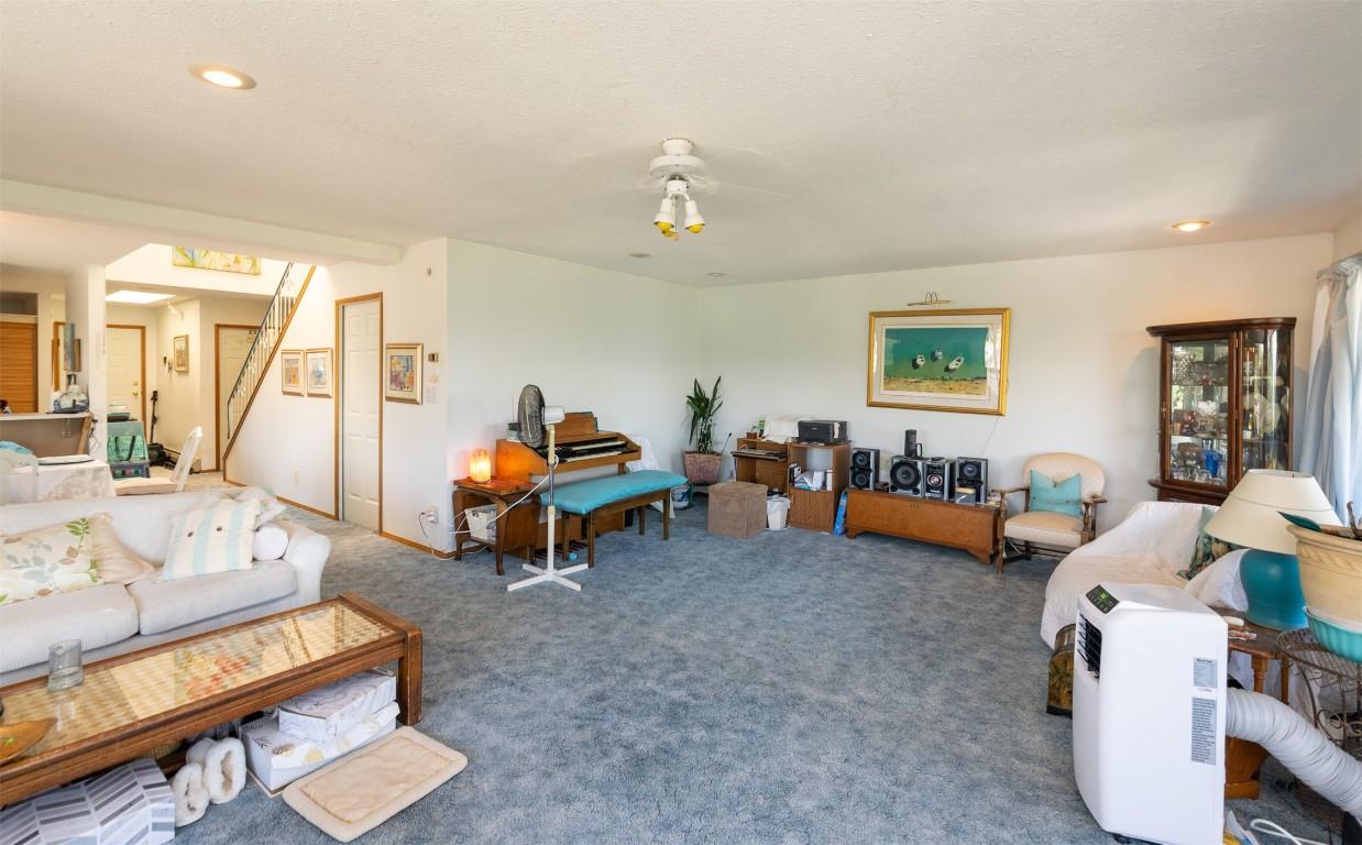 1-1261 Trans Canada Highway, Sorrento, BC - Indoor Photo Showing Living Room