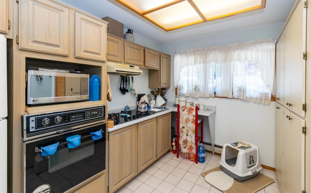 1-1261 Trans Canada Highway, Sorrento, BC - Indoor Photo Showing Kitchen