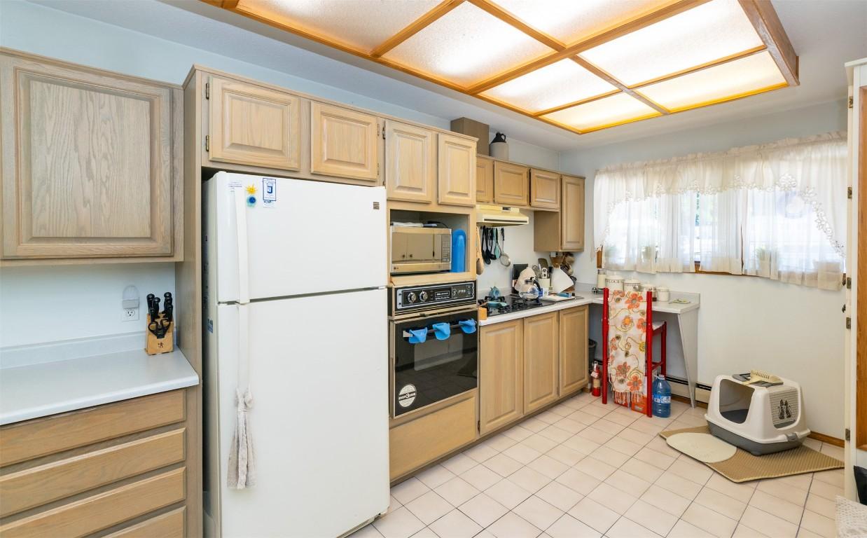 1-1261 Trans Canada Highway, Sorrento, BC - Indoor Photo Showing Kitchen