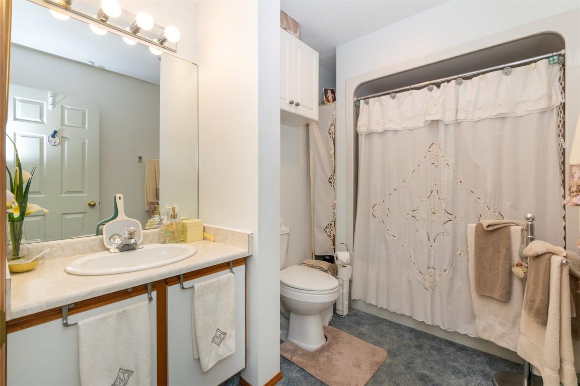 1-1261 Trans Canada Highway, Sorrento, BC - Indoor Photo Showing Bathroom