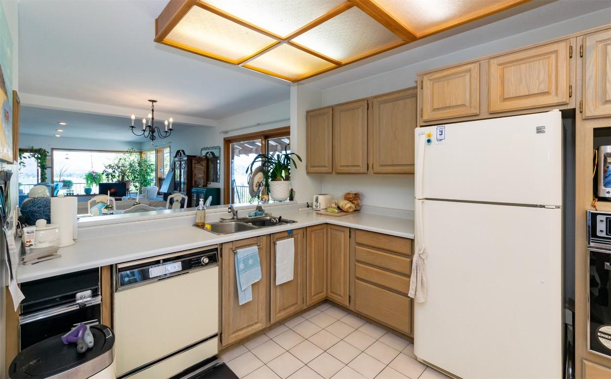 1-1261 Trans Canada Highway, Sorrento, BC - Indoor Photo Showing Kitchen With Double Sink