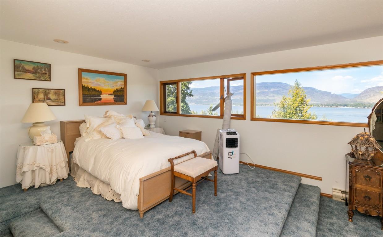 1-1261 Trans Canada Highway, Sorrento, BC - Indoor Photo Showing Bedroom