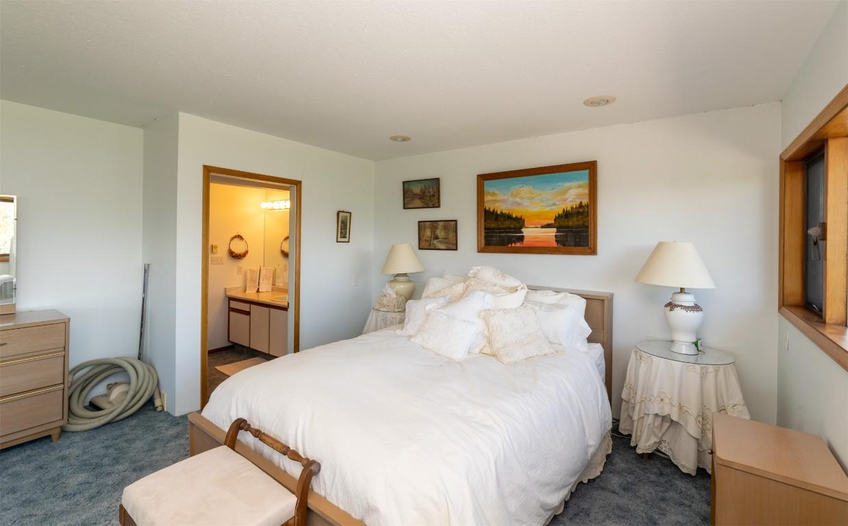 1-1261 Trans Canada Highway, Sorrento, BC - Indoor Photo Showing Bedroom