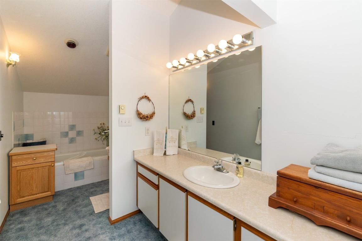 1-1261 Trans Canada Highway, Sorrento, BC - Indoor Photo Showing Bathroom