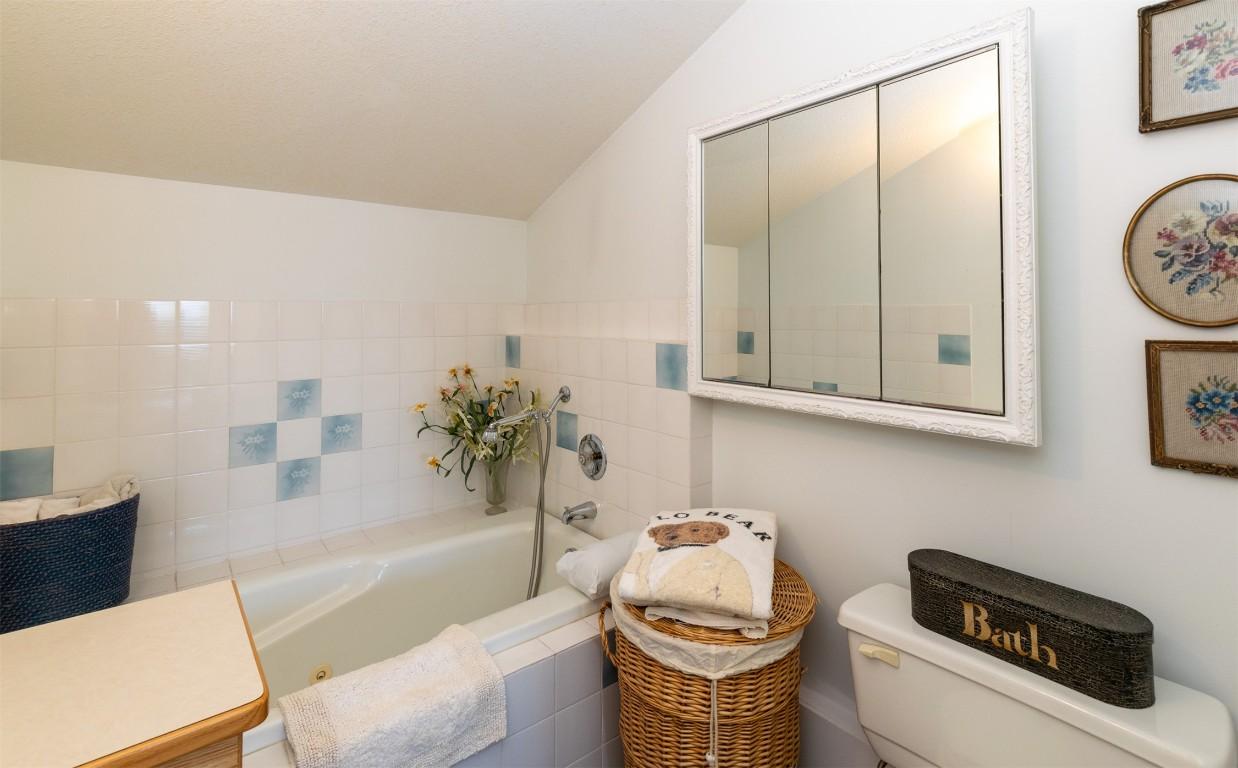 1-1261 Trans Canada Highway, Sorrento, BC - Indoor Photo Showing Bathroom