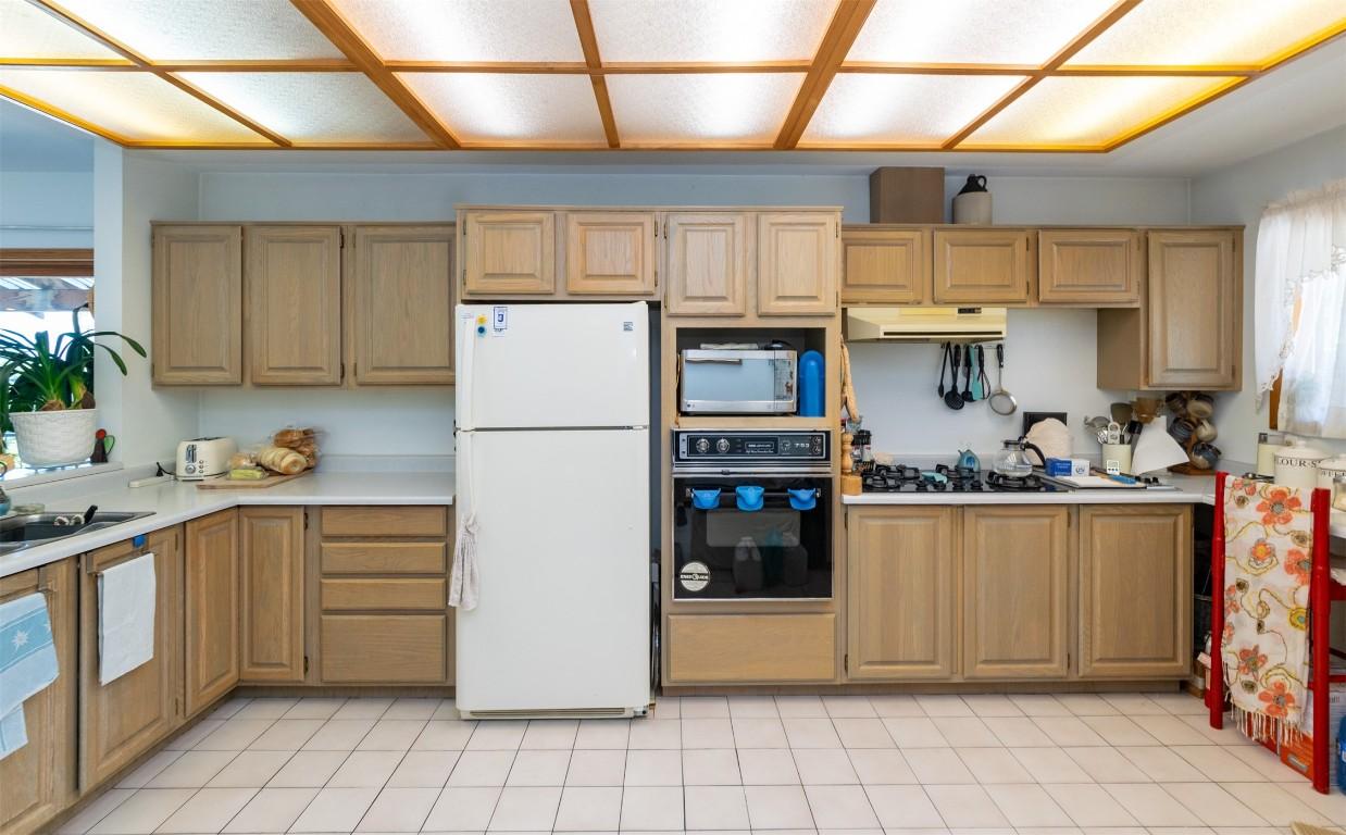 1-1261 Trans Canada Highway, Sorrento, BC - Indoor Photo Showing Kitchen