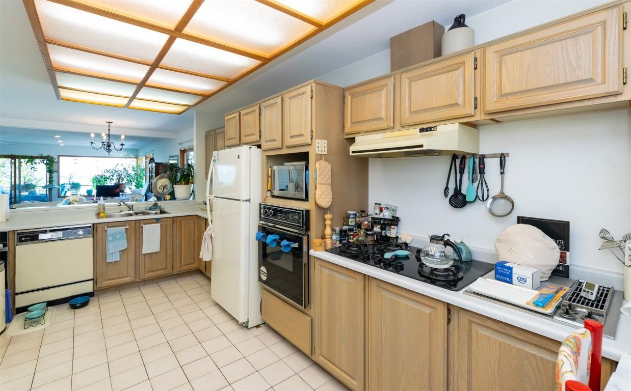 1-1261 Trans Canada Highway, Sorrento, BC - Indoor Photo Showing Kitchen