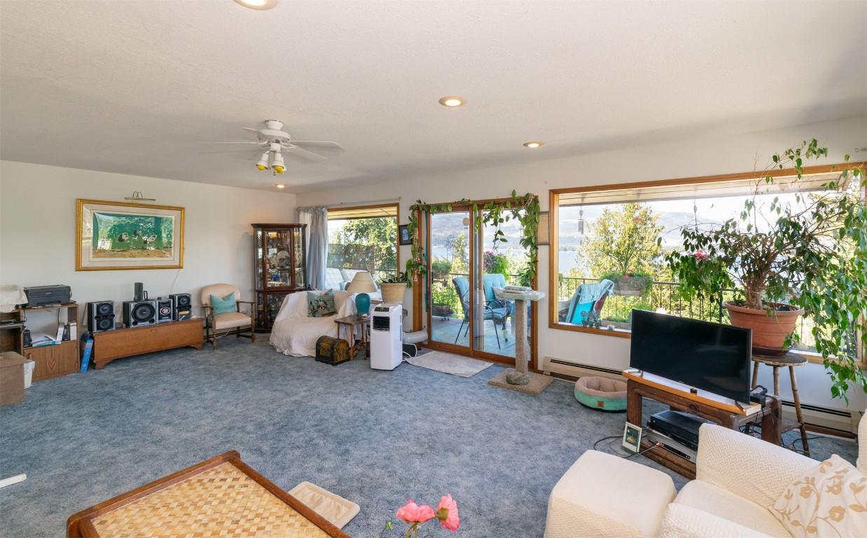 1-1261 Trans Canada Highway, Sorrento, BC - Indoor Photo Showing Living Room