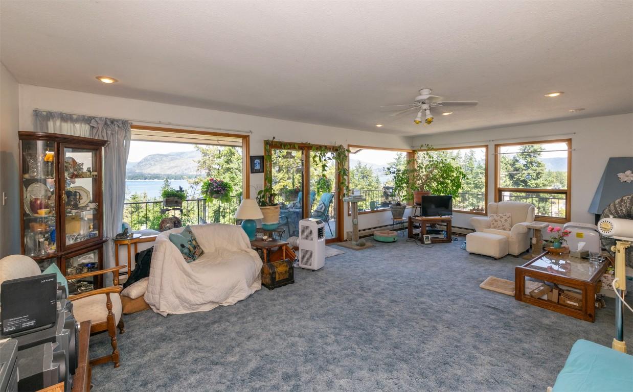 1-1261 Trans Canada Highway, Sorrento, BC - Indoor Photo Showing Living Room