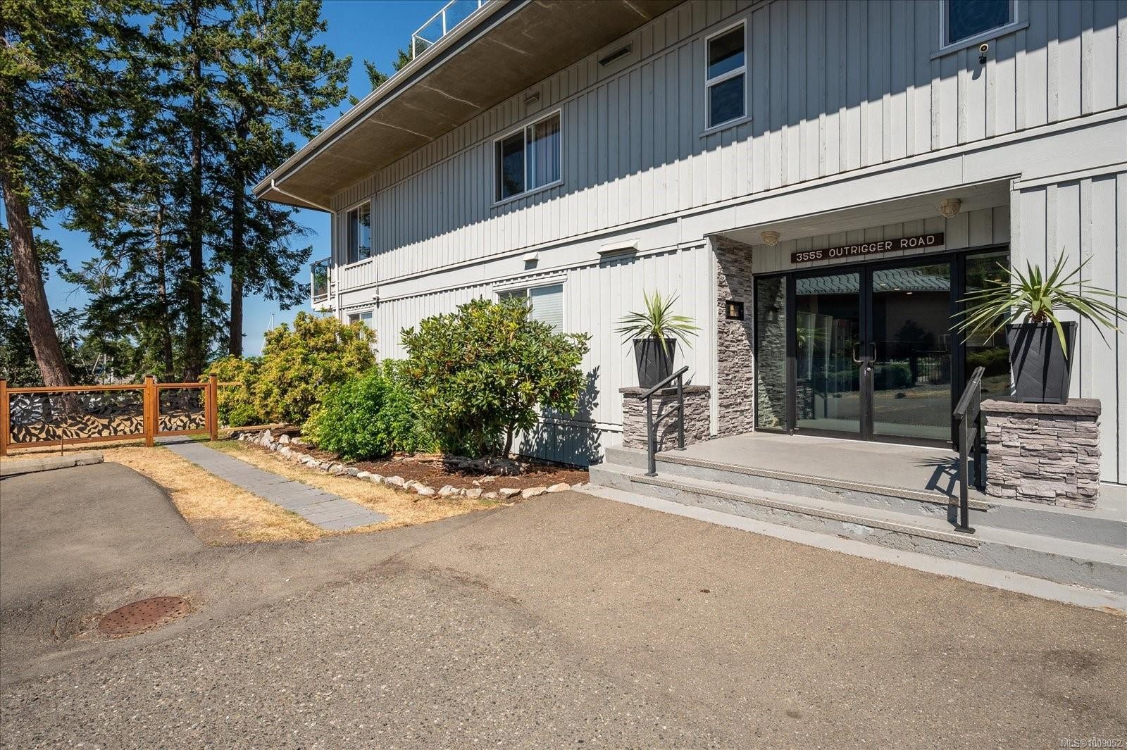 307-3555 Outrigger Rd, Nanoose Bay, BC - Outdoor