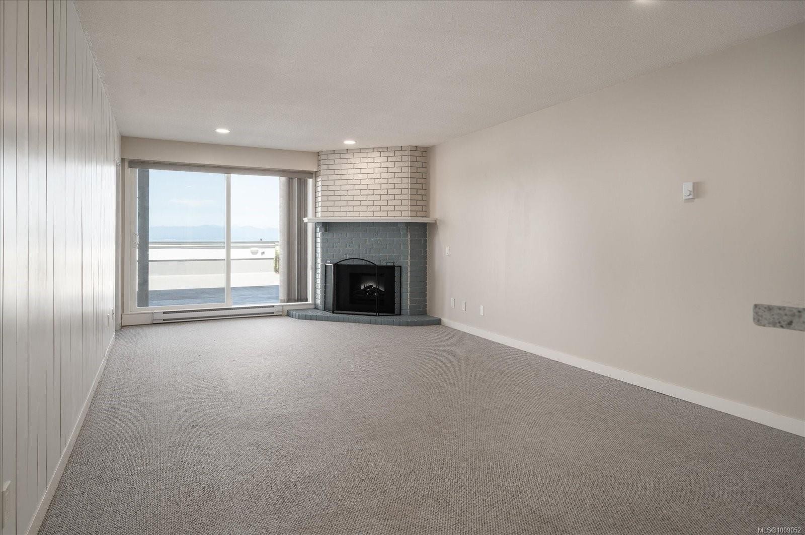307-3555 Outrigger Rd, Nanoose Bay, BC - Indoor Photo Showing Living Room With Fireplace
