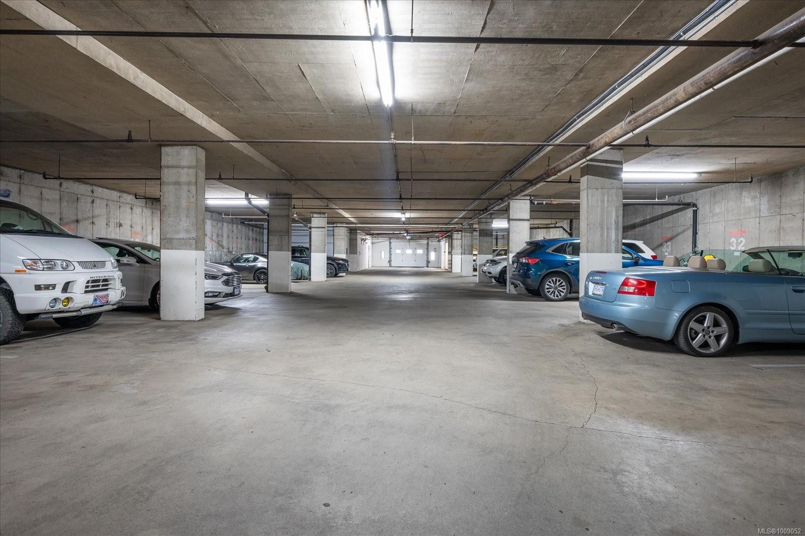 307-3555 Outrigger Rd, Nanoose Bay, BC - Indoor Photo Showing Garage