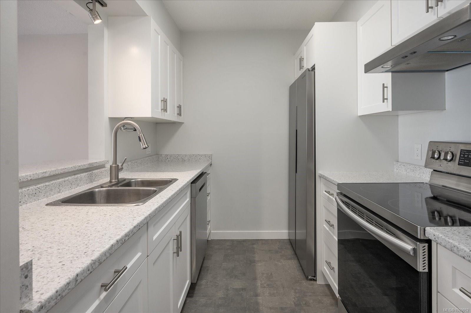 307-3555 Outrigger Rd, Nanoose Bay, BC - Indoor Photo Showing Kitchen With Double Sink