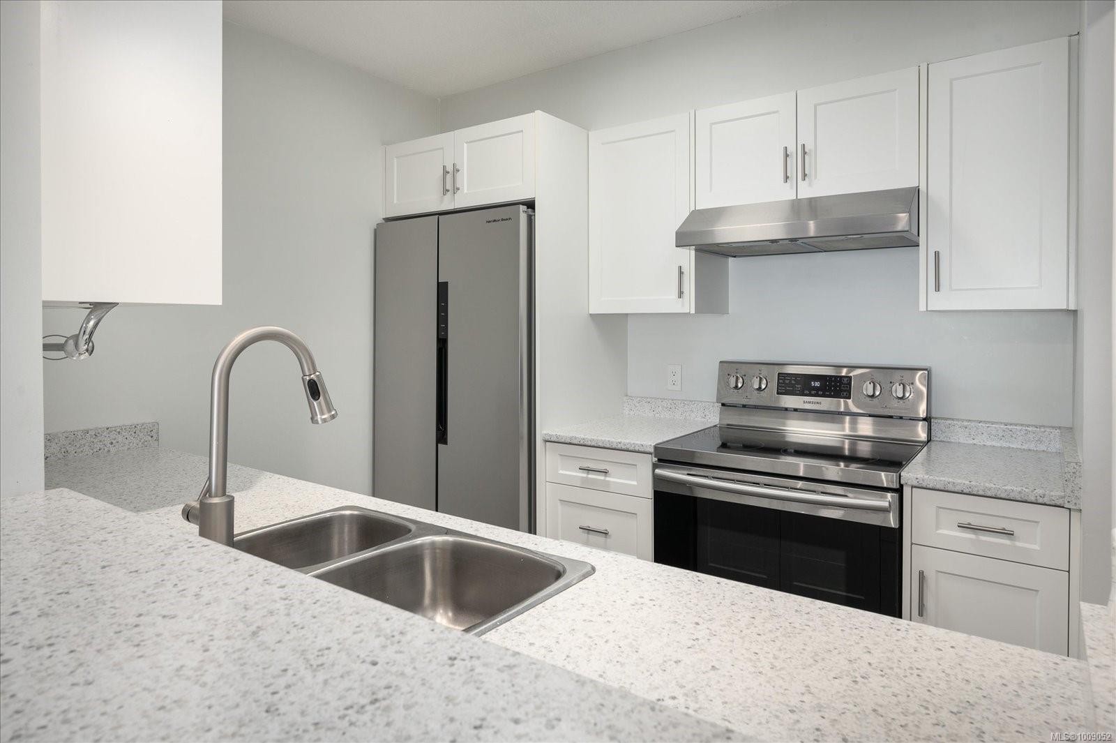 307-3555 Outrigger Rd, Nanoose Bay, BC - Indoor Photo Showing Kitchen With Double Sink