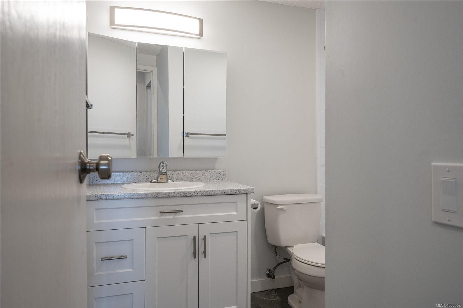 307-3555 Outrigger Rd, Nanoose Bay, BC - Indoor Photo Showing Bathroom