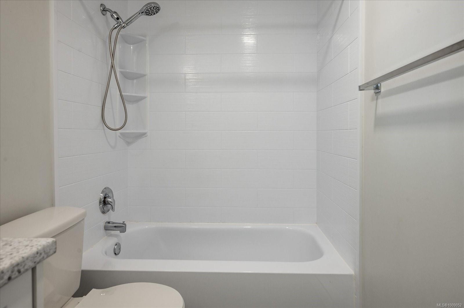 307-3555 Outrigger Rd, Nanoose Bay, BC - Indoor Photo Showing Bathroom