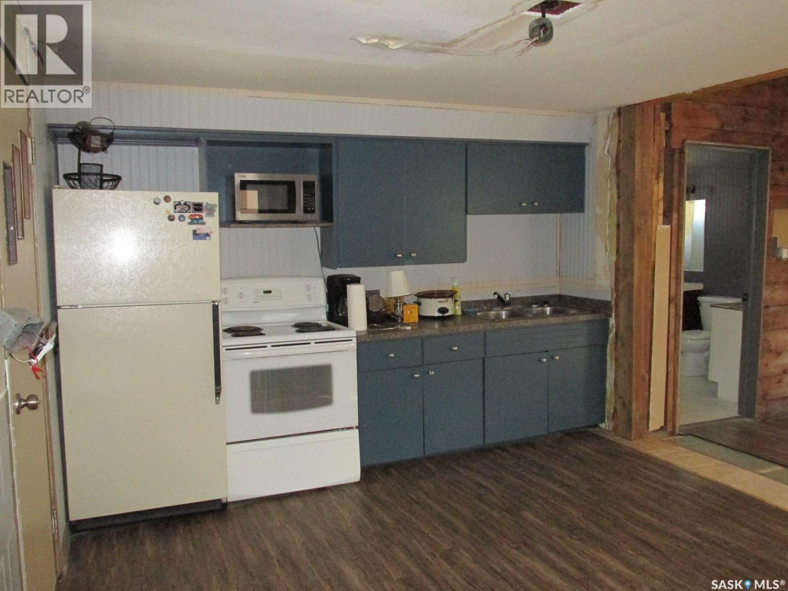 900 1St Street W, Nipawin, SK - Indoor Photo Showing Kitchen With Double Sink