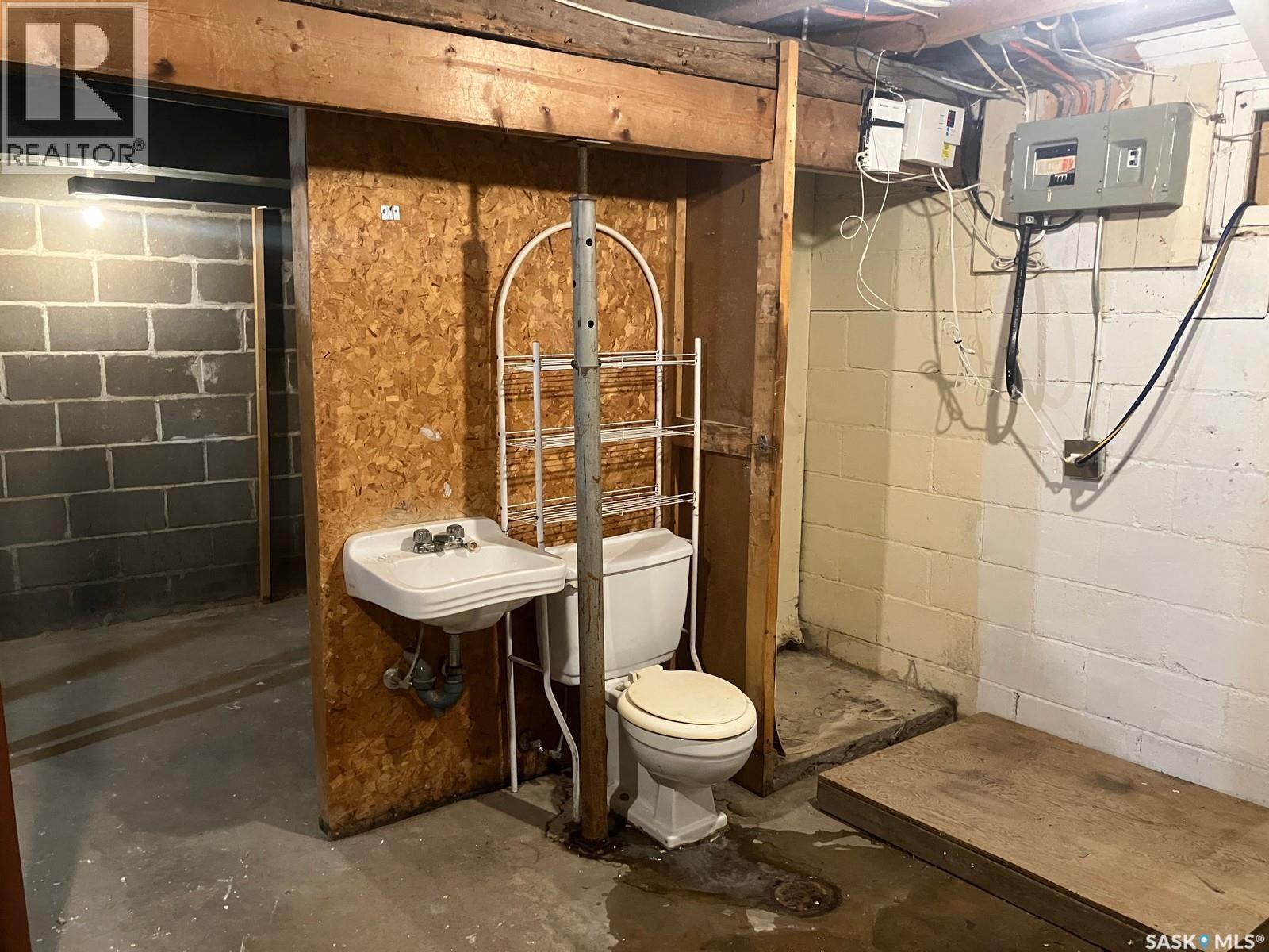 900 1St Street W, Nipawin, SK - Indoor Photo Showing Bathroom