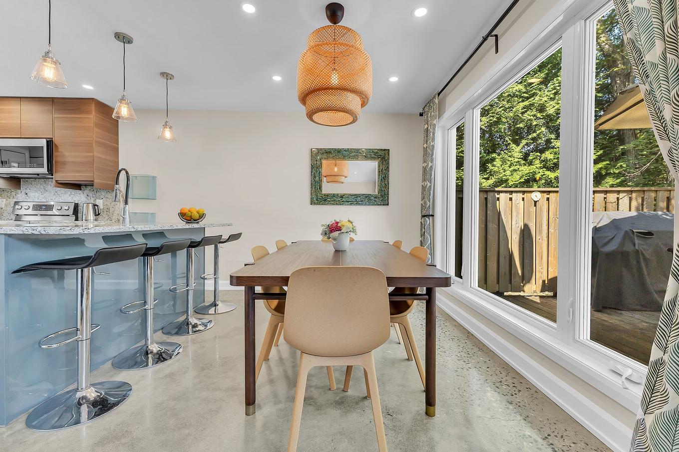 Dining room - 132 Ch. Du Lac-Achigan, Val-Des-Monts, QC - Indoor Photo Showing Kitchen With Upgraded Kitchen