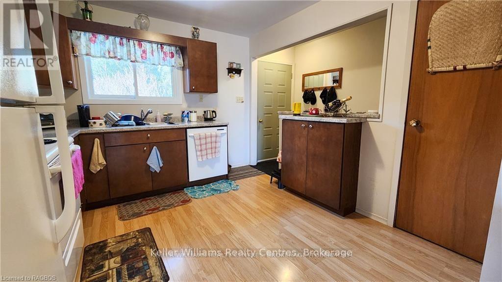 1 Cardinal Crescent, Northern Bruce Peninsula, ON - Indoor Photo Showing Kitchen