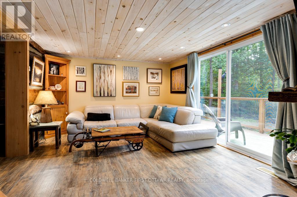 1169 Mosque Lake Road, Frontenac (Frontenac North), ON - Indoor Photo Showing Living Room