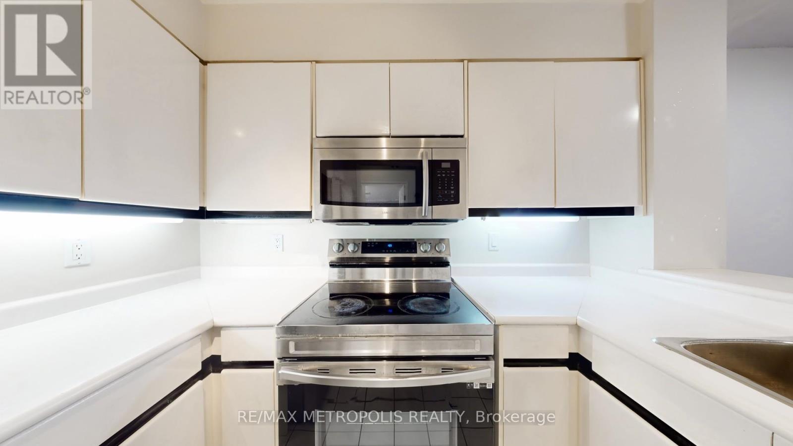 914 - 7 Carlton Street, Toronto, ON - Indoor Photo Showing Kitchen