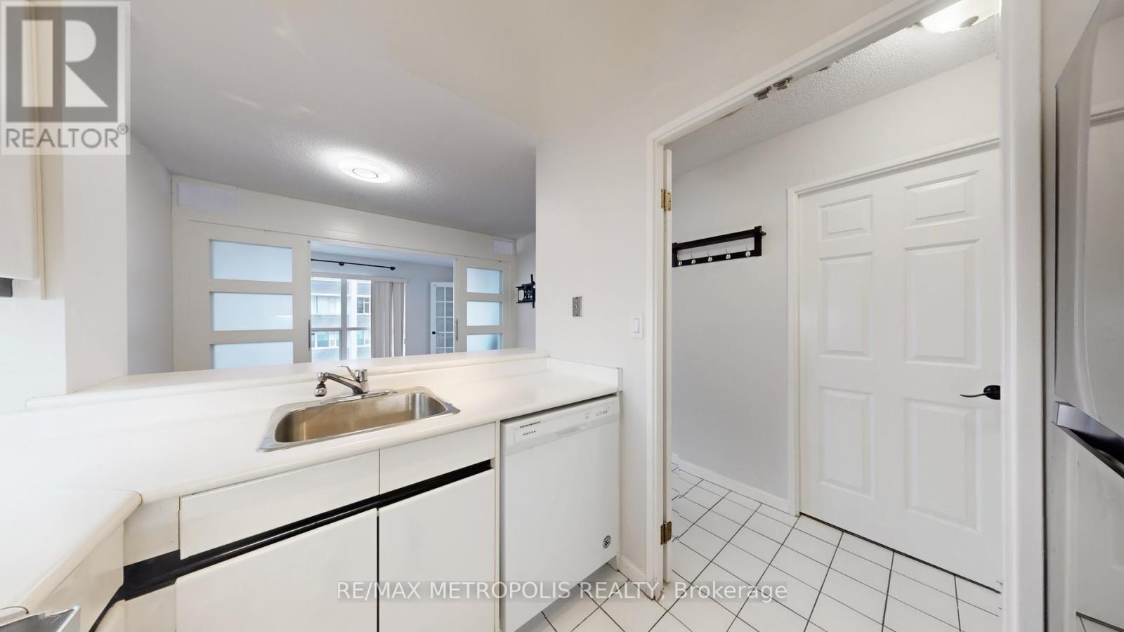 914 - 7 Carlton Street, Toronto, ON - Indoor Photo Showing Kitchen