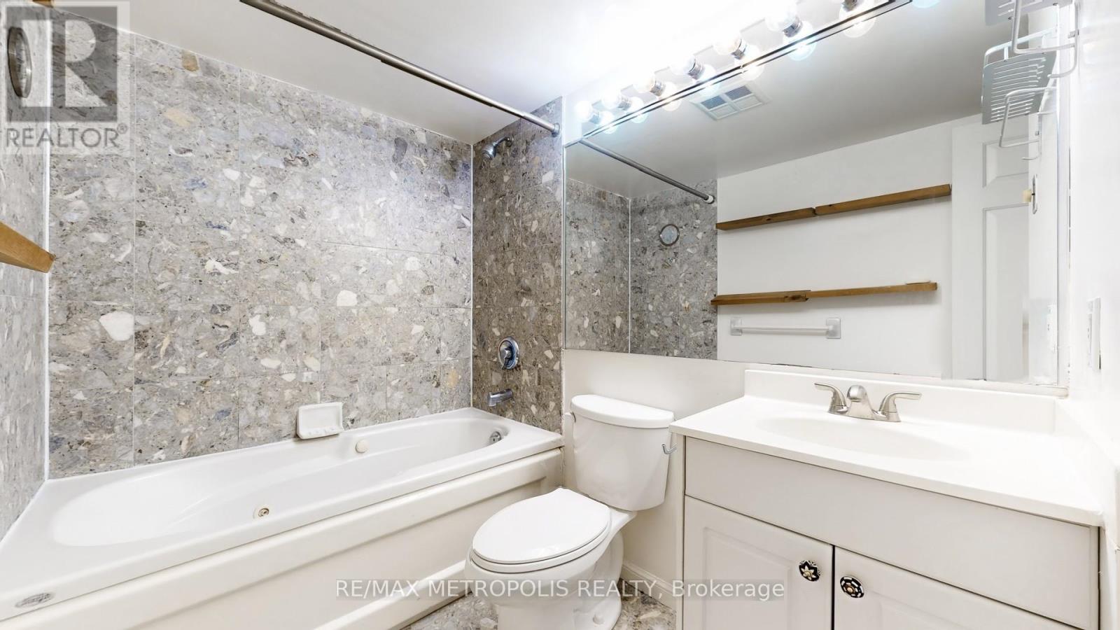 914 - 7 Carlton Street, Toronto, ON - Indoor Photo Showing Bathroom