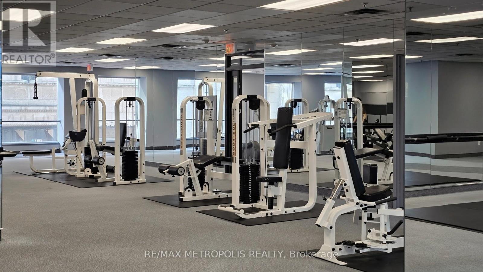 914 - 7 Carlton Street, Toronto, ON - Indoor Photo Showing Gym Room