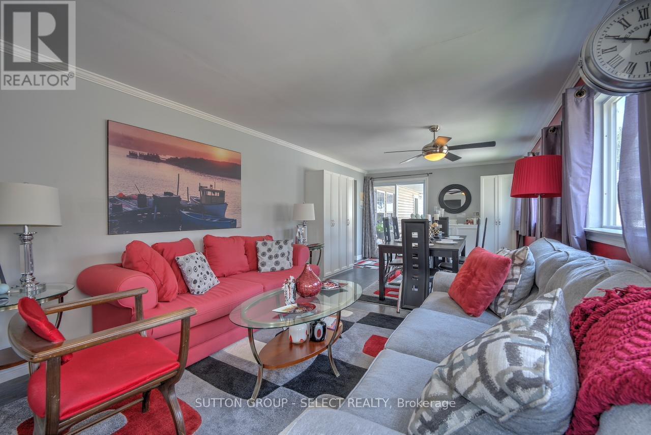 10 Caribbean Lane, Bluewater (Dashwood), ON - Indoor Photo Showing Living Room