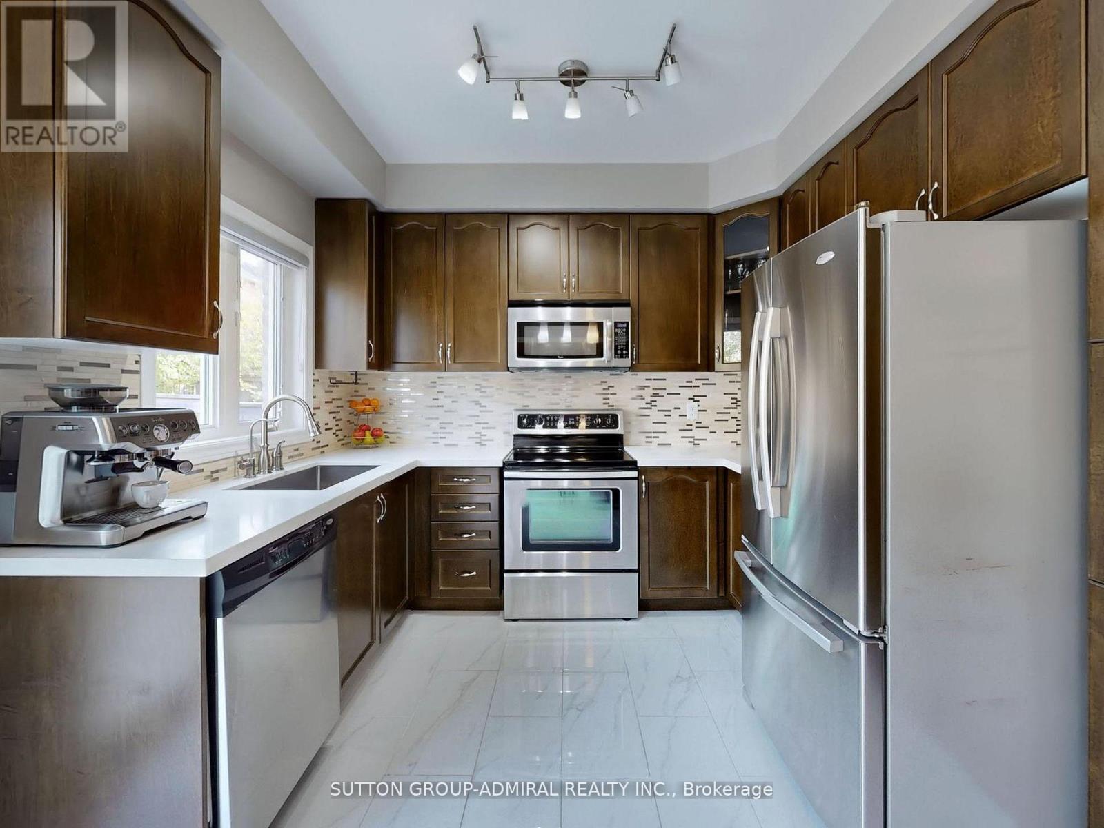 25 D'Eva Drive, Vaughan, ON - Indoor Photo Showing Kitchen