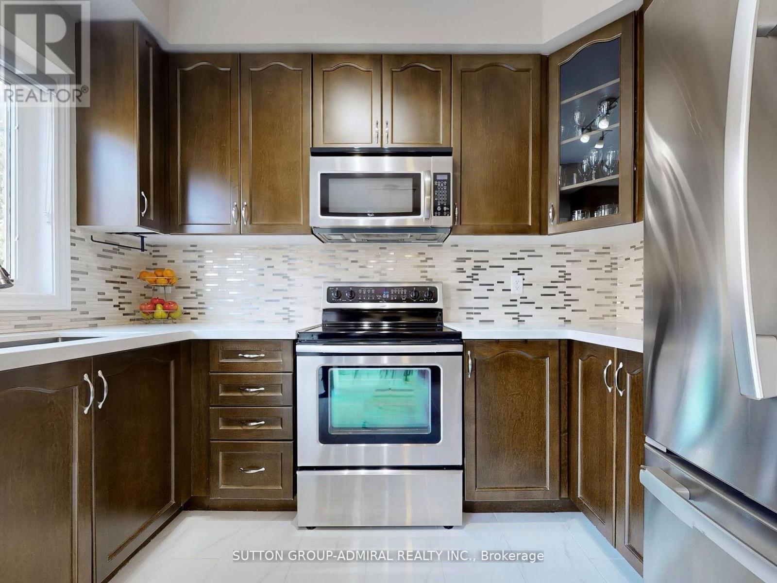 25 D'Eva Drive, Vaughan, ON - Indoor Photo Showing Kitchen With Upgraded Kitchen