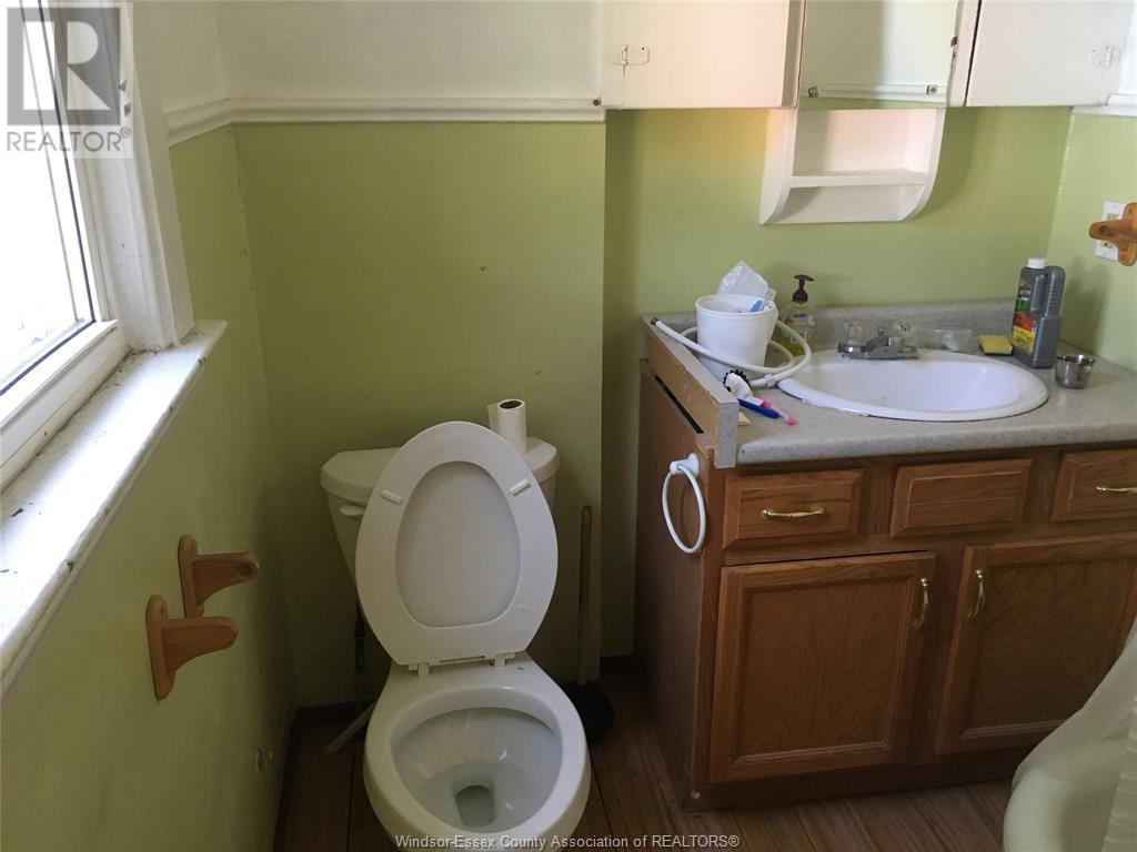 1050 Drouillard St, Windsor, ON - Indoor Photo Showing Bathroom