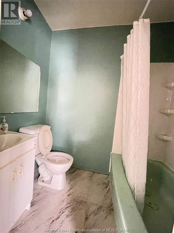 1050 Drouillard St, Windsor, ON - Indoor Photo Showing Bathroom