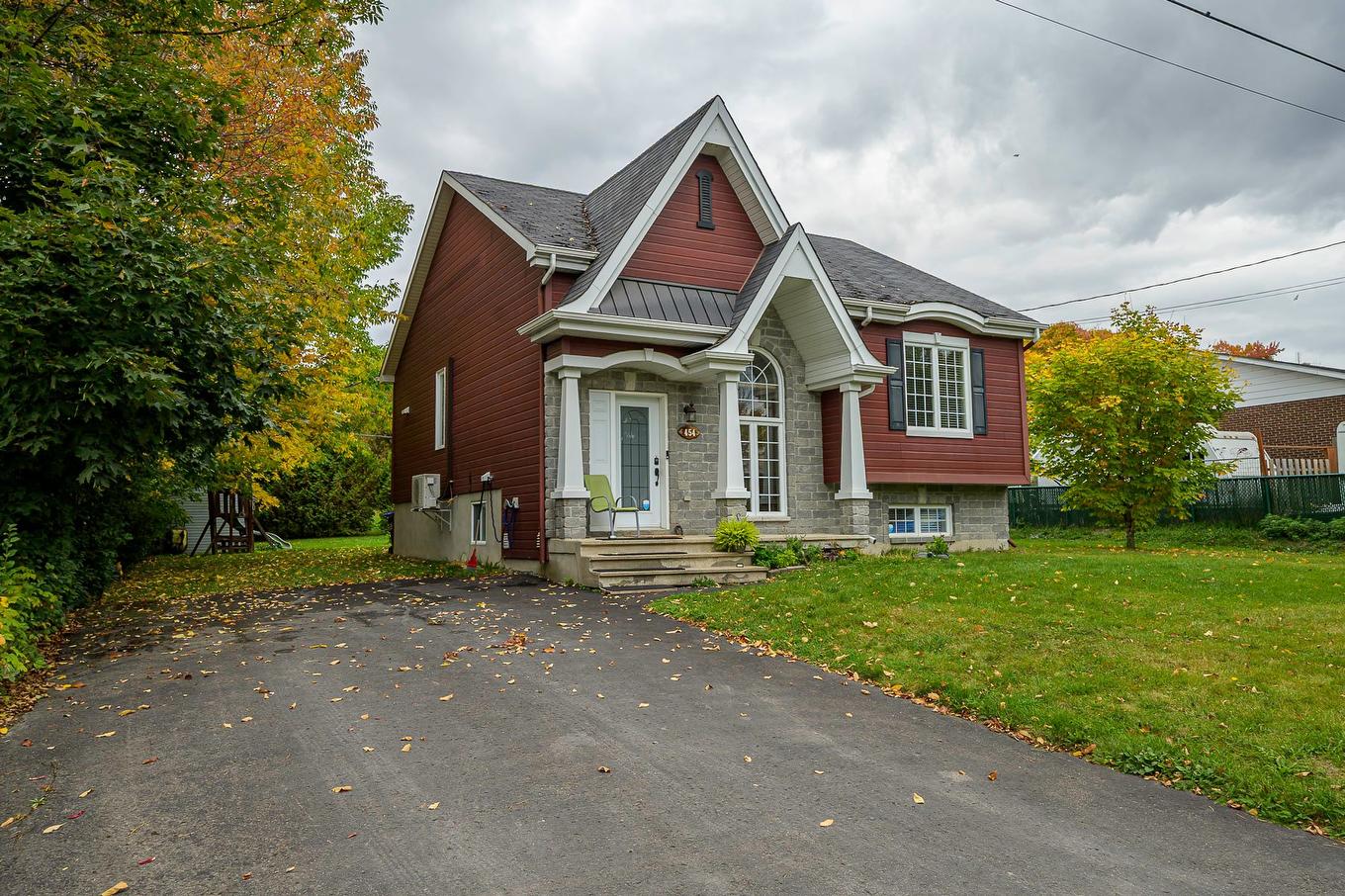 Parking - 454 Rue Lafleur, Brownsburg-Chatham, QC - Outdoor With Facade