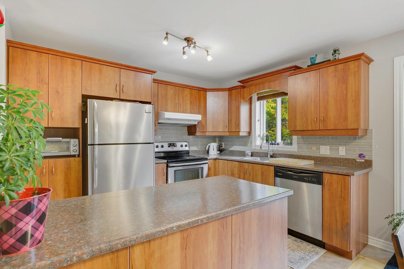 Kitchen - 454 Rue Lafleur, Brownsburg-Chatham, QC - Indoor Photo Showing Kitchen