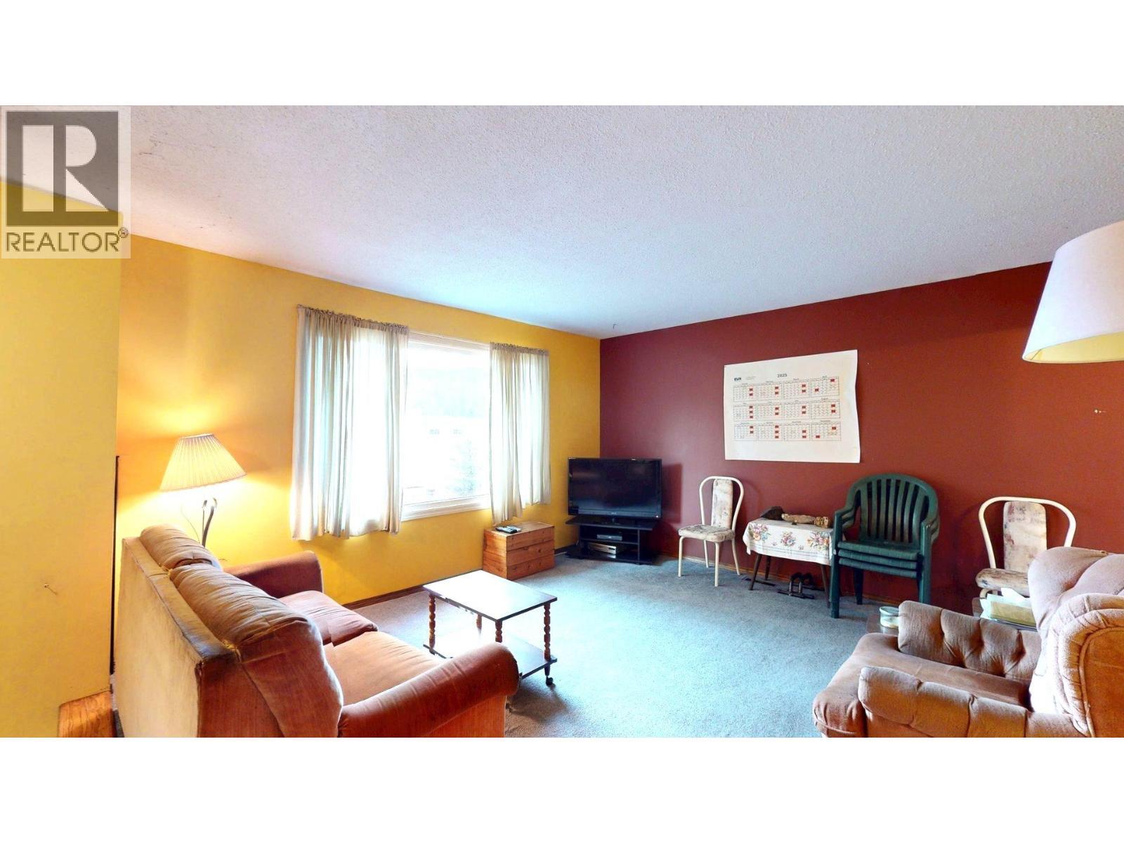 2016 Alder Street, Elkford, BC - Indoor Photo Showing Living Room