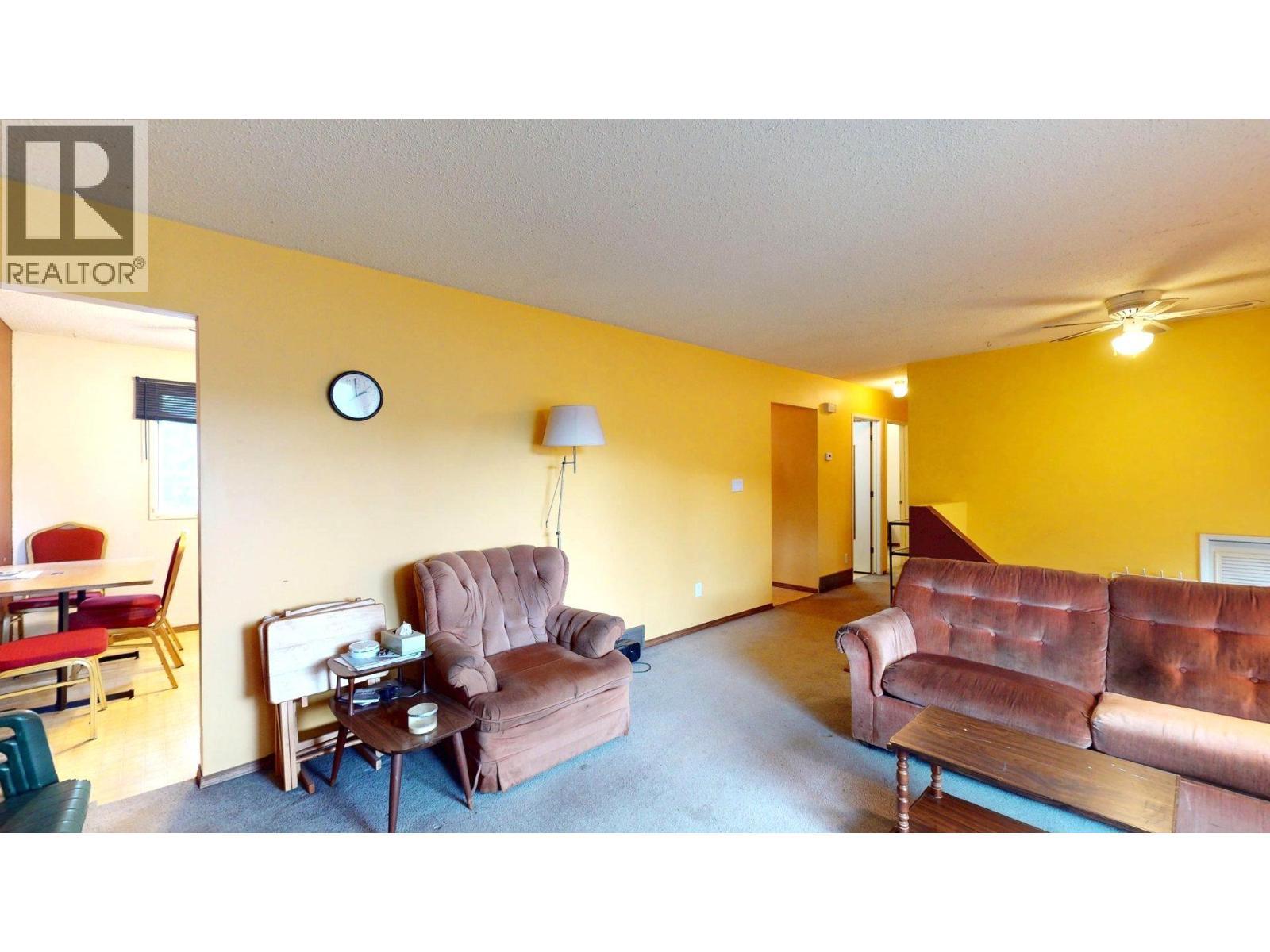 2016 Alder Street, Elkford, BC - Indoor Photo Showing Living Room